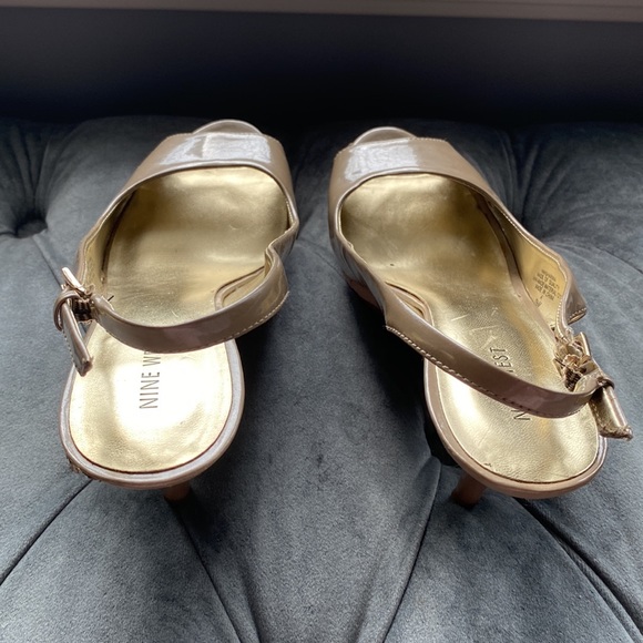 Nine West 7 1/2 Tan Faux Patent Leather Heels - Picture 4 of 14